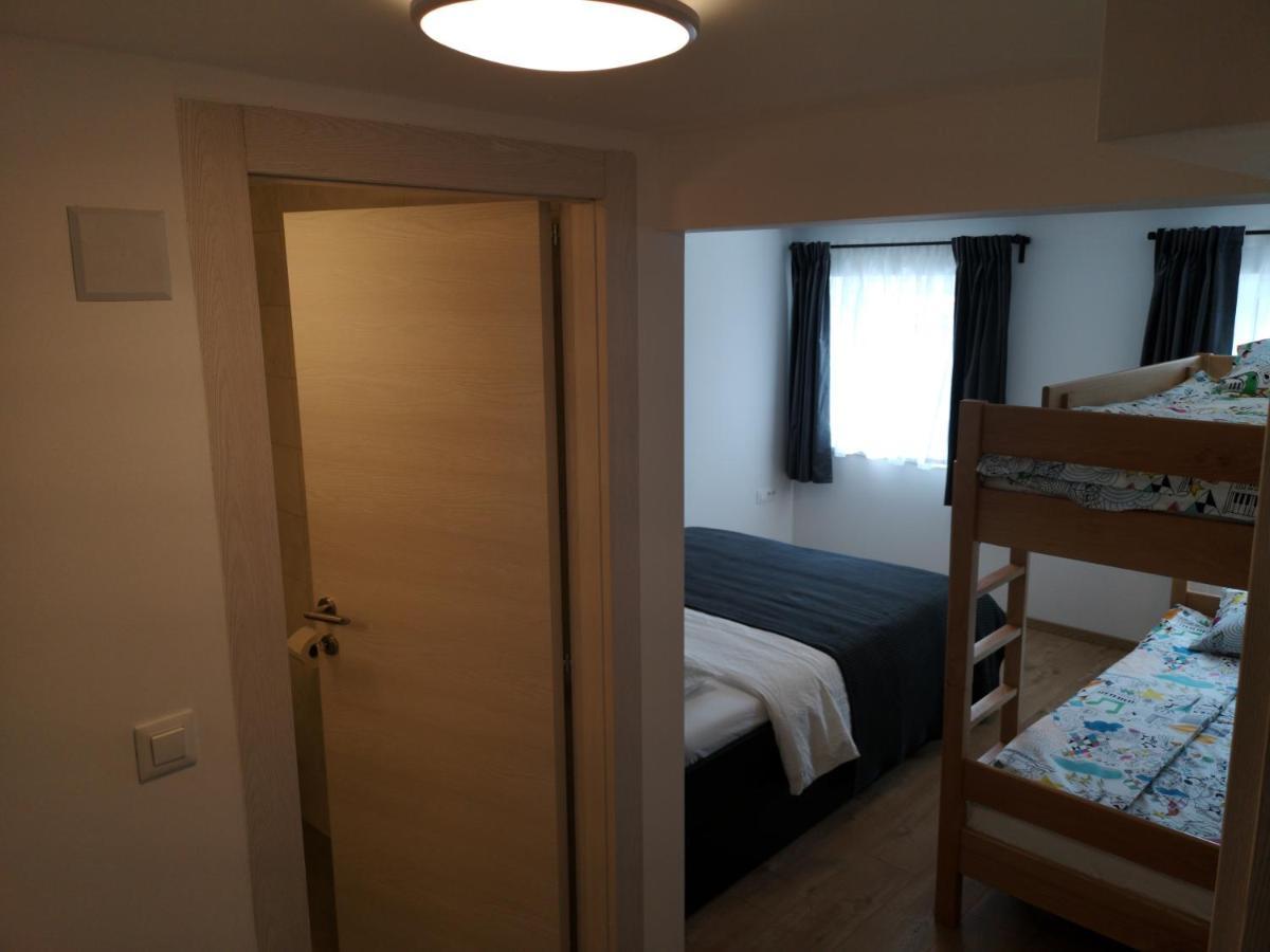 Mega Hostel คาปรินา ภายนอก รูปภาพ